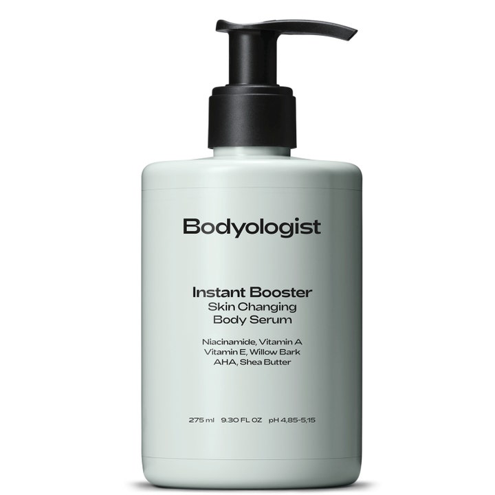 Bodyologist Instant Booster 275 ml kroppsserum med niacinamid i lysegrå flaske med svart pumpe.