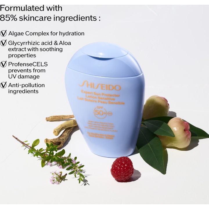 Shiseido Global Suncare Lotion Sensitive 150 ml solkrem SPF 50 i lyseblå flaske ved siden av bringebær og blader.