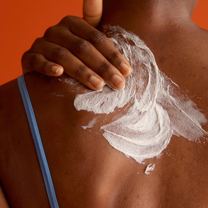 Frank Body Glycolic Body Scrub 250 g eksfolierende kroppsskrubb hvit kremet tekstur påføres ryggen for glød