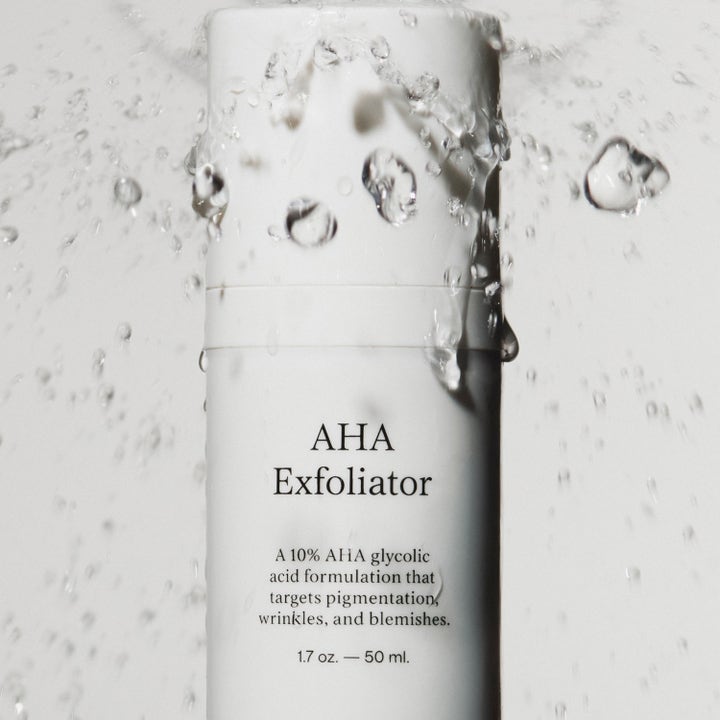Jorgobé AHA Exfoliator 50 ml eksfolierende serum mot pigmentering i hvit flaske med vannsprut