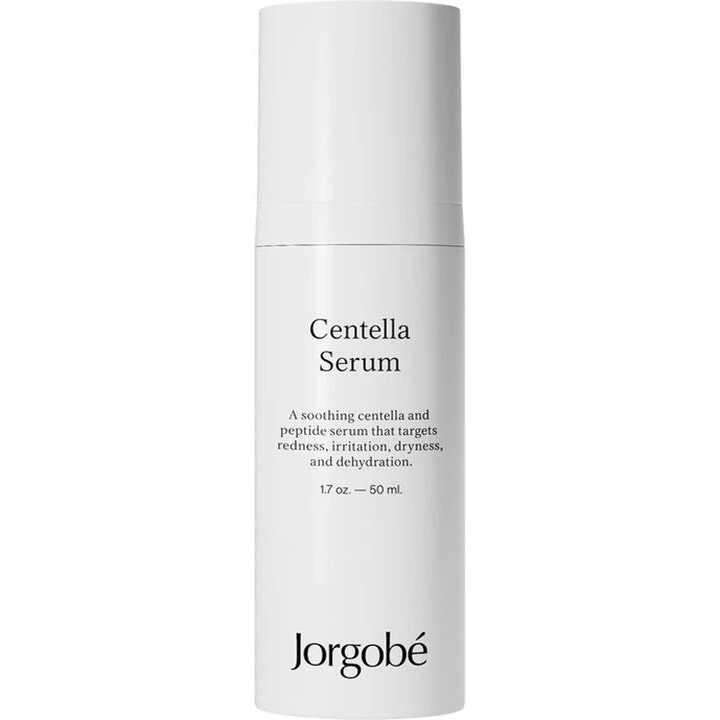 Jorgobé Centella Serum 50 ml beroligende ansiktsserum i en hvit sylindrisk flaske med minimalistisk design