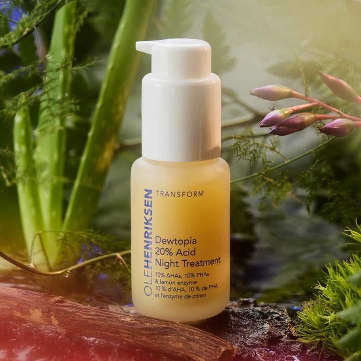 Ole Henriksen Detox & Glow 105 ml ansiktsbehandling i frostet glassflaske med pumpe i frodige omgivelser