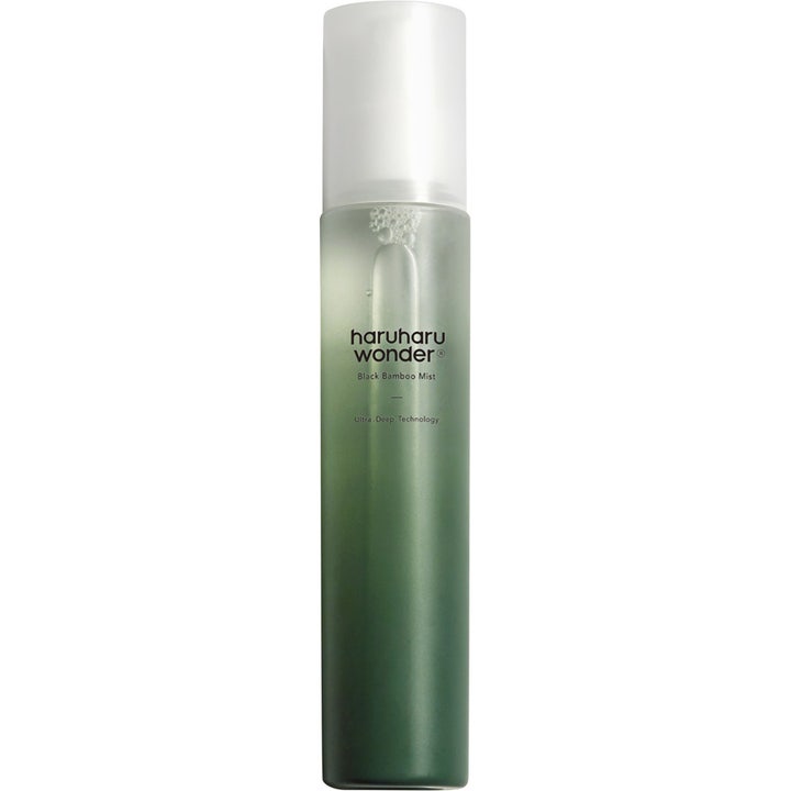 Haruharu Wonder Black Bamboo Mist 80ml fuktighetsgivende ansiktsspray i slank flaske med grønn gradering og hvit kork