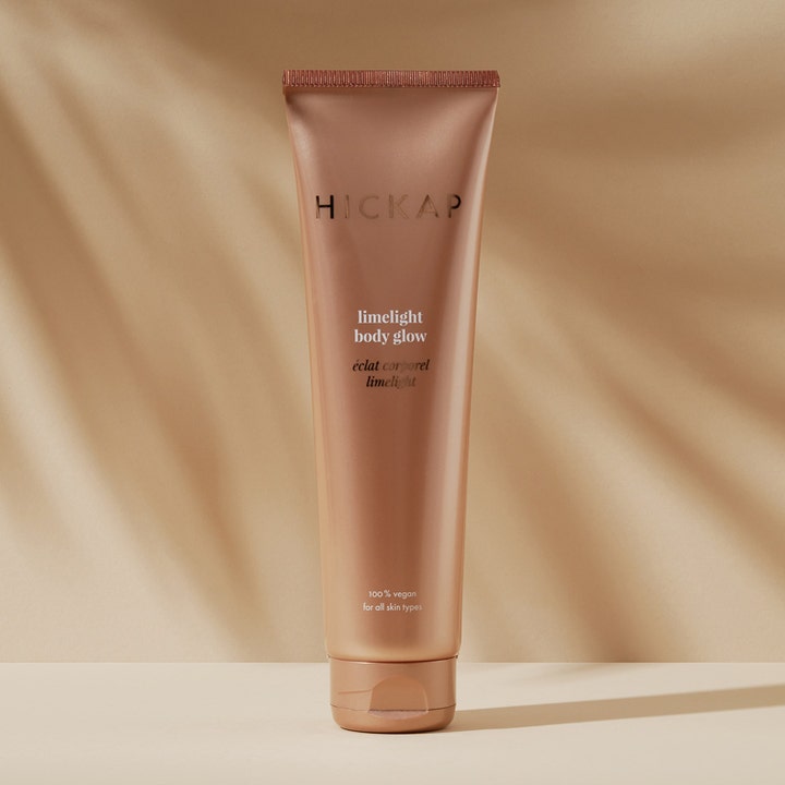 Hickap Limelight Body Glow 150 ml vegansk brun uten sol i bronsefarget tube mot en bakgrunn med palmeskygger