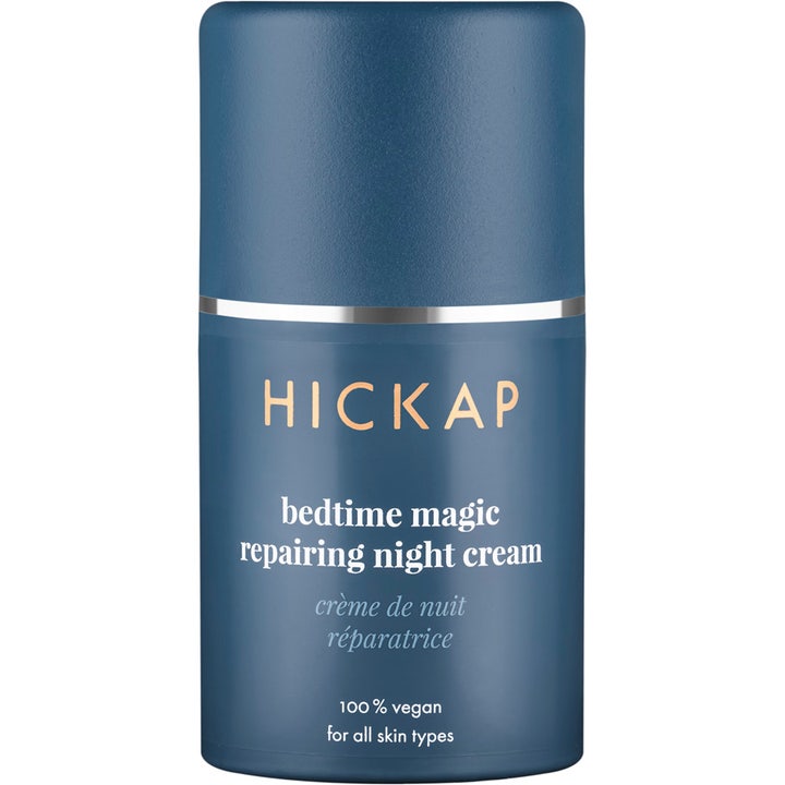 Hickap Bedtime Magic Repairing Night Cream reparerende vegansk nattkrem i mørkeblå beholder med sølvdetaljer.