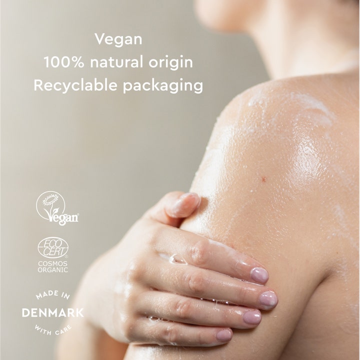 Urtekram Body Wash Wild Lemongrass 200 ml vegansk dusjsåpe som skummer på huden med tekst om 100 prosent naturlig opprinnelse