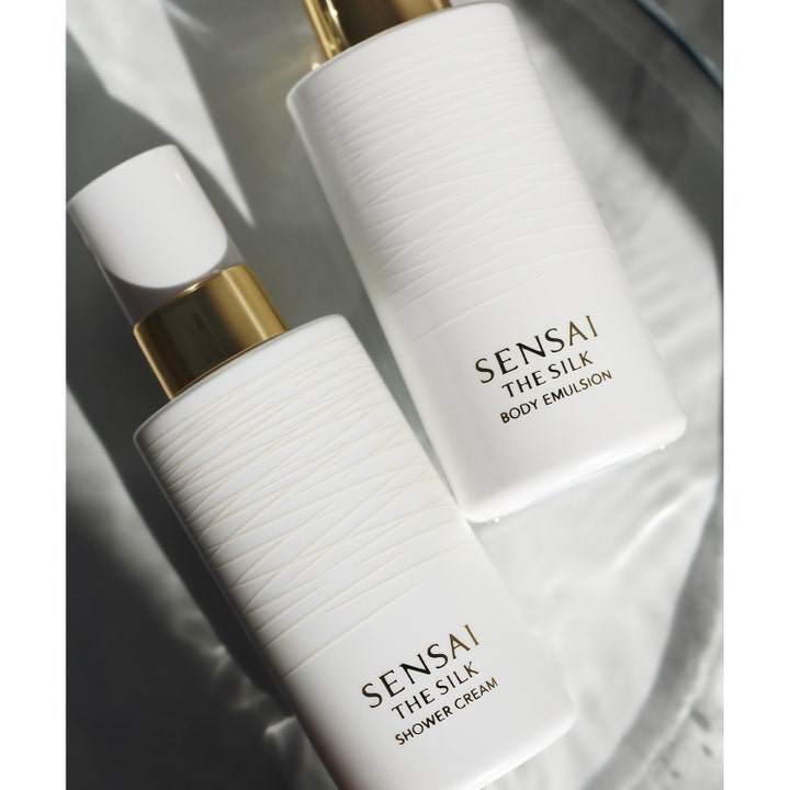 Sensai The Silk Body Emulsion 200 ml fuktighetsgivende body lotion i hvit rillet flaske med gulldetaljer.