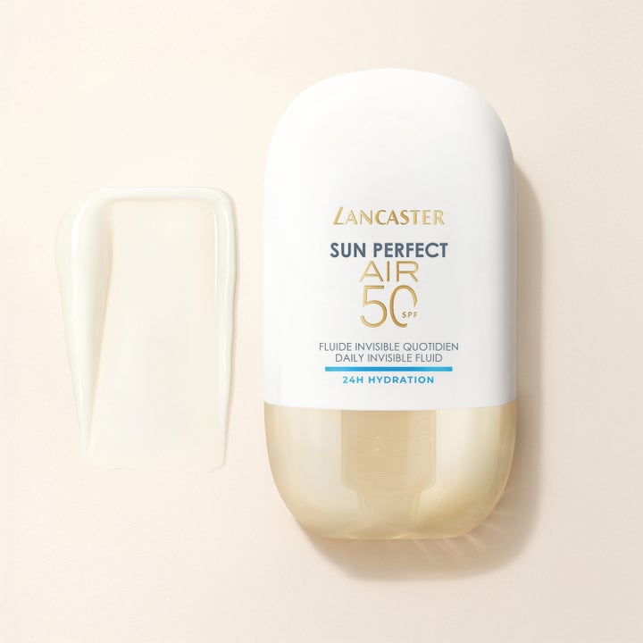 Lancaster Sun Perfect AIR Daily Invisible Fluid 40 ml solkrem ansikt SPF50 hvit flaske og lett flytende tekstur.