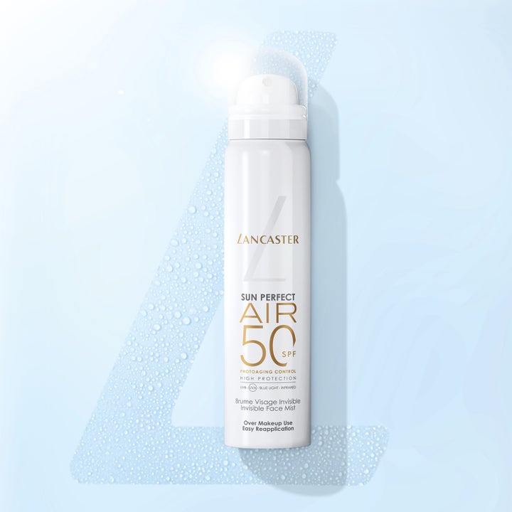 Lancaster Sun Perfect AIR Invisible Face Mist 75 ml usynlig solkrem ansikt med SPF 50 i hvit sprayflaske mot blått dråpemønster.