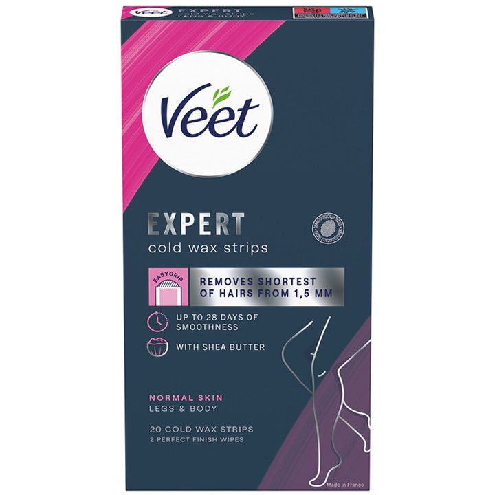 Veet Expert Cold Wax Strips 20 stk for hårfjerning gir glatt hud i mørkeblå eske med rosa mønster og illustrasjon av ben.