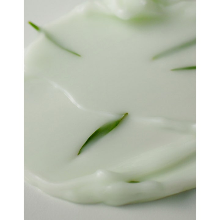 Some By Mi Aha-Bha-Pha 30 Days Miracle Cream 60 g ansiktskrem med en lett grønn gelétekstur og små grønne blader.