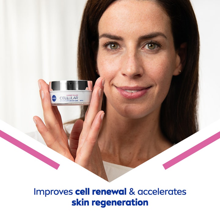 NIVEA Cellular Expert Filler 50 ml dagkrem i krukke holdes av kvinne for å vise cellefornyelse.