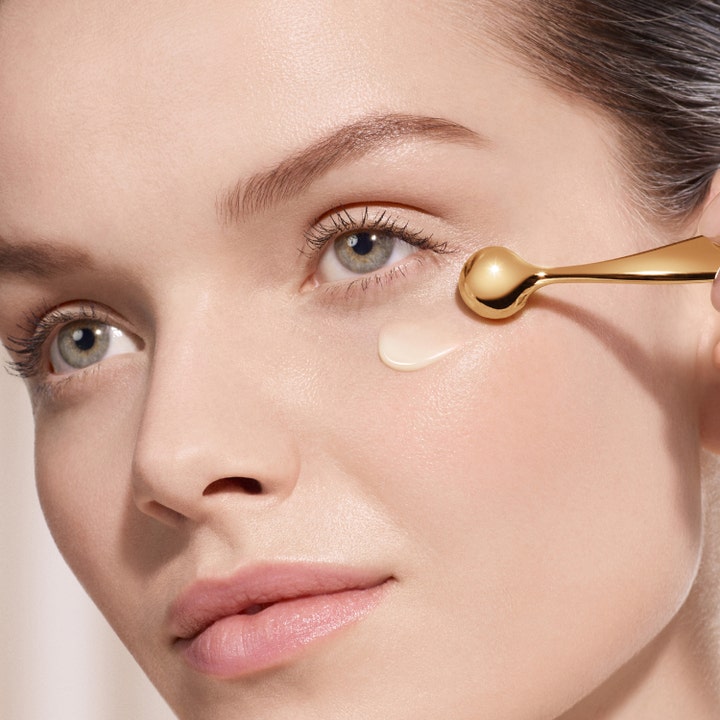 Lancôme Absolue The Eye Cream 20 ml revitaliserende øyekrem påføres med en gullfarget applikator under øyet