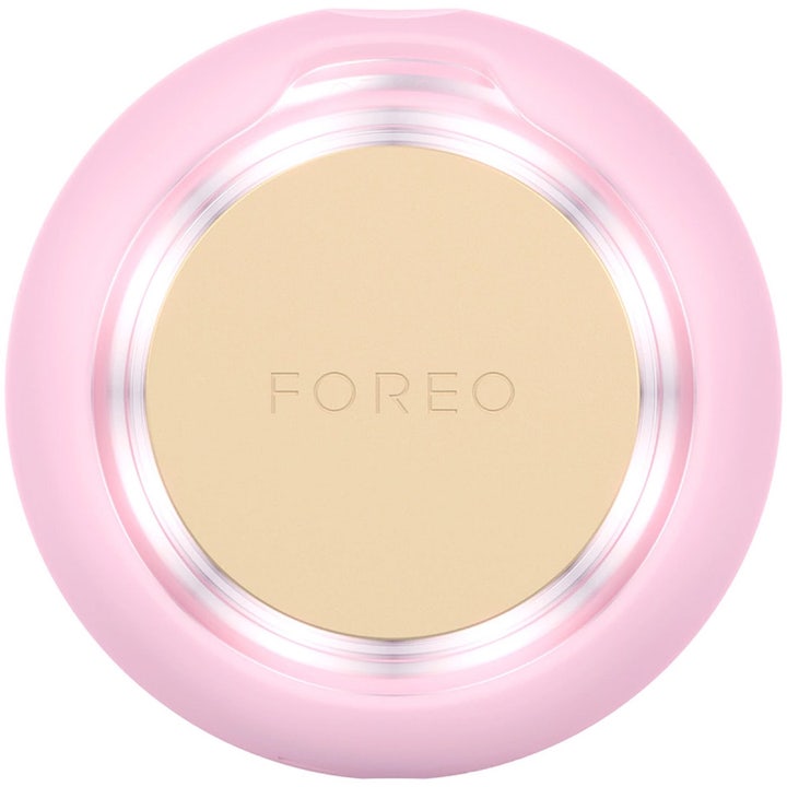 FOREO UFO 3 mini Pearl Pink 1 stk ansiktsbehandling i en rund lyserosa enhet med gullfarget metallplate