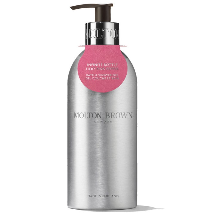 Molton Brown Fiery Pink Pepper 400 ml dusjsåpe i sølvfarget aluminiumsflaske med rosa etikett og pumpe