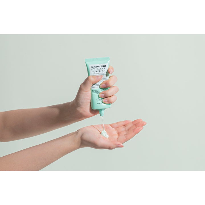 Benton Air Fit UV Defense Sun Cream 50 ml beroligende solkrem med Cica og SPF50+ som trykkes ut i en håndflate
