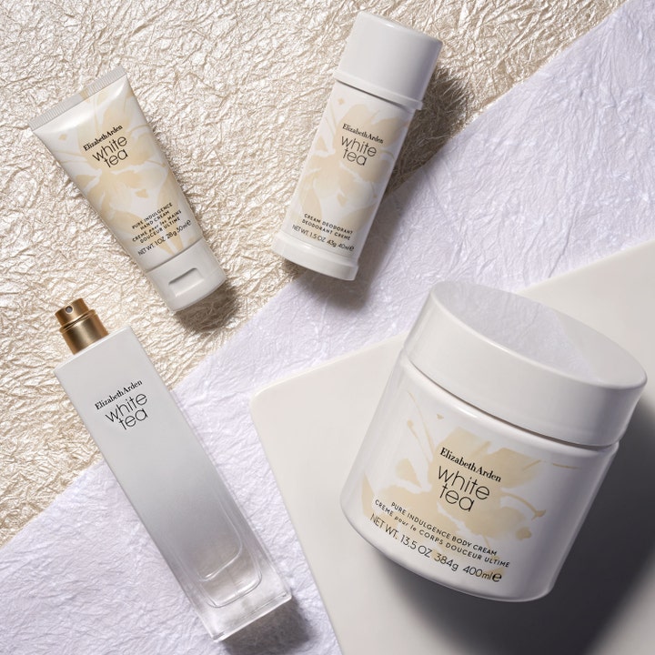 Elizabeth Arden White Tea Deodorant 40 ml i hvit stift sammen med fuktighetsgivende hudpleieprodukter.