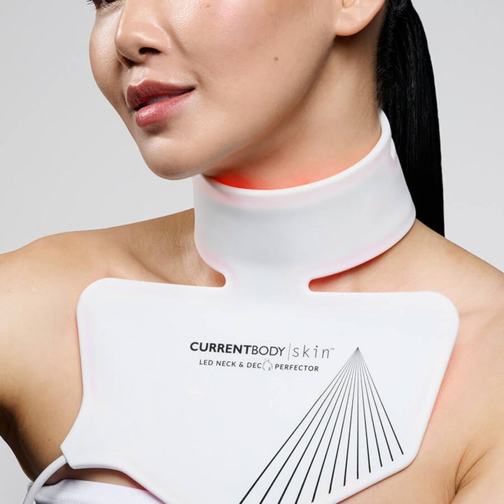 Currentbody Skin Neck and Dec Perfector LED-maske for hals og dekolletasje som gir fastere hud.