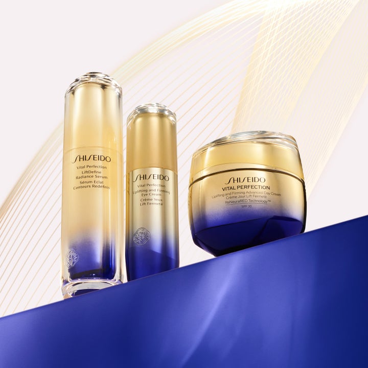 Shiseido Vital Perfection Advanced Day Cream 50 ml oppstrammende dagkrem med SPF 30 i gullkrukke ved siden av serum.