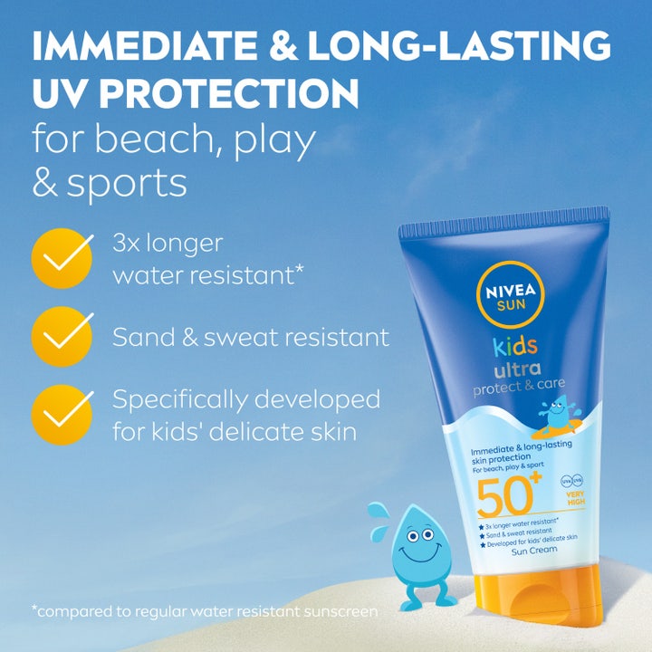 NIVEA Kids Ultra Protect & Play Sun Lotion 150 ml vannresistent solkrem SPF50+ i blå tube på sand mot en klar blå himmel