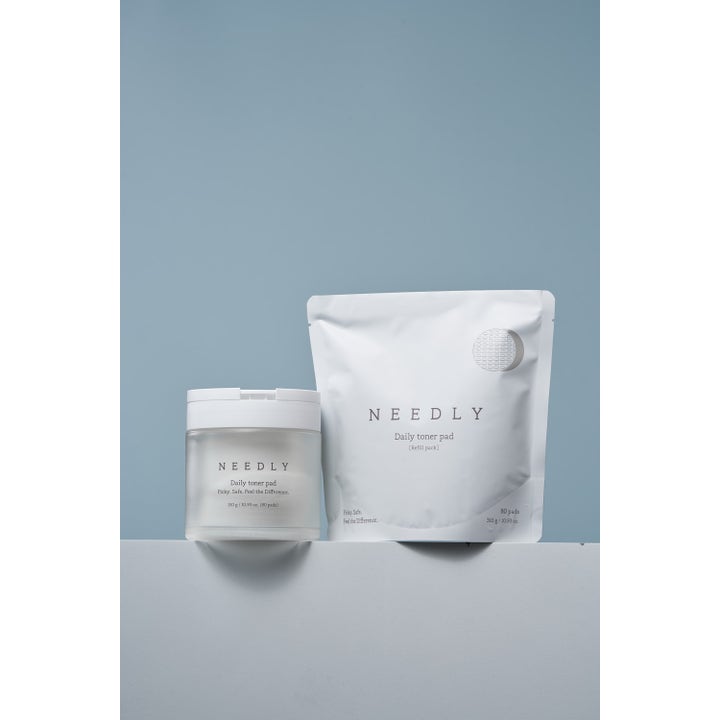 Needly Daily Toner Pad 80 stk fuktighetsgivende ansiktsvann i krukke og refillpose på blå bakgrunn