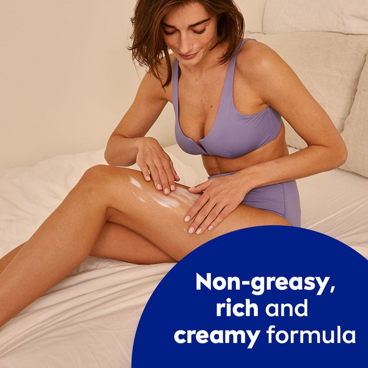 NIVEA Express Hydration Body Lotion 400 ml påføres bena for fuktighet med en rik og kremet formel.