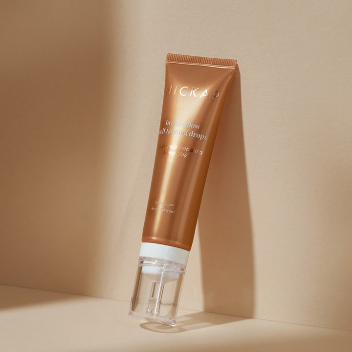 Hickap Bronze Glow Self Tanning Drops 30 ml vegansk selvbruning i metallisk bronsefarget tube med hvit pumpe