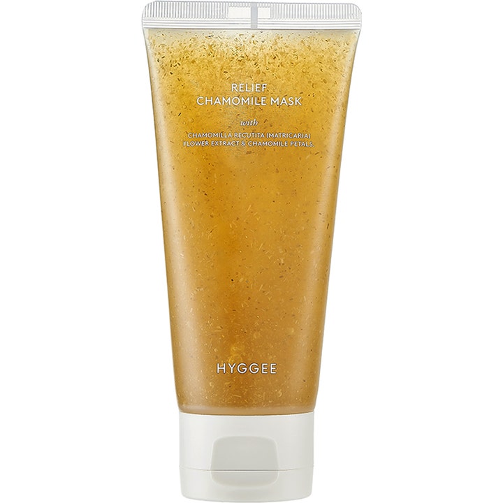 Hyggee Relief Chamomile Mask beroligende ansiktsmaske i en gjennomsiktig tube med gul gelé og synlige kronblader