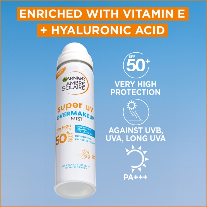 Garnier Ambre Solaire Super UV Over Makeup Mist 75 ml solspray med hyaluronsyre og SPF 50 på blå bakgrunn