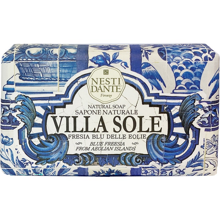 Nesti Dante Villa Sole Blue Freesia fast natursåpe som renser huden i dekorativt blått og hvitt papir