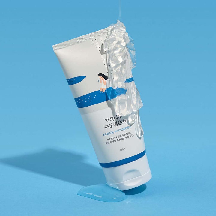 Round Lab Birch Juice Moisturizing Cleanser 150 ml fuktighetsgivende ansiktsrens med klar geltekstur over hvit tube