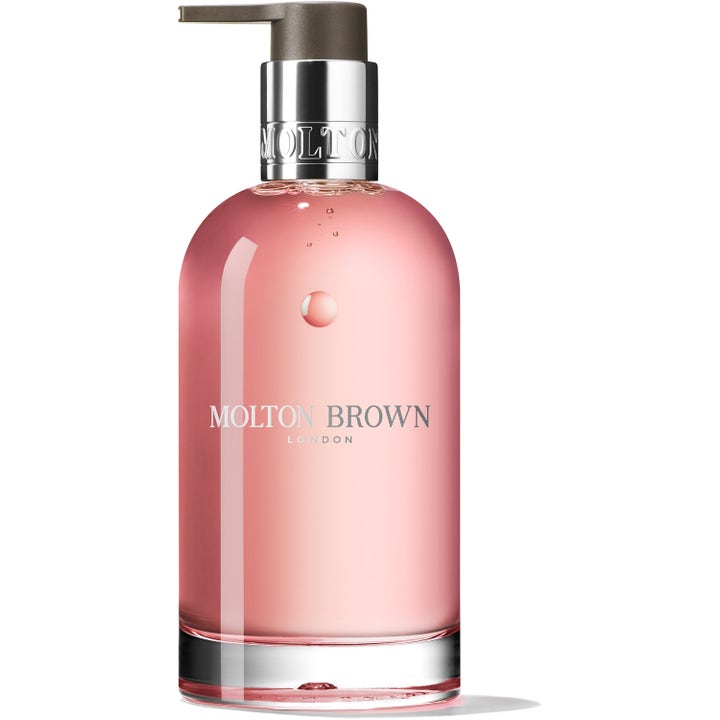 Molton Brown Rhubarb & Rose 300 ml håndsåpe som renser huden i en klar flaske med rosa gelé og sølvpumpe