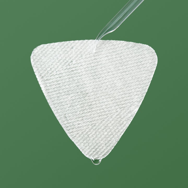 Dr. Ceuracle Tea Tree Purifine Toner Pad 160 ml beroligende toner med en hvit trekantet pad på grønn bakgrunn
