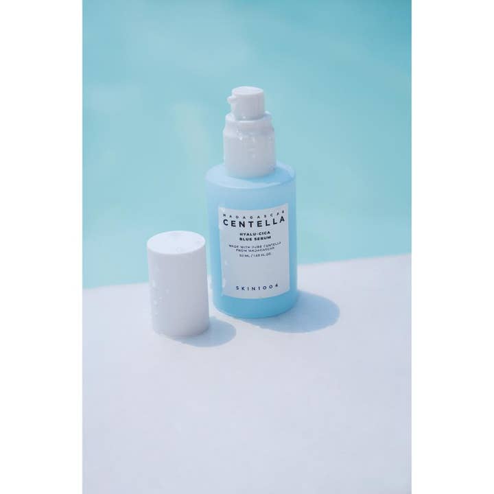 SKIN1004 Madagascar Centella Hyalu-Cica Blue Serum 30 ml fuktighetsgivende serum i lyseblå flaske med hvit pumpe