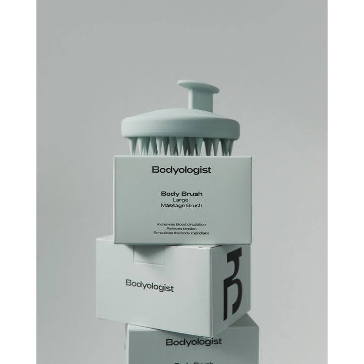 Bodyologist Body Brush 1 stk stimulerende massasjebørste øker blodsirkulasjonen lysegrønn børste på esker.