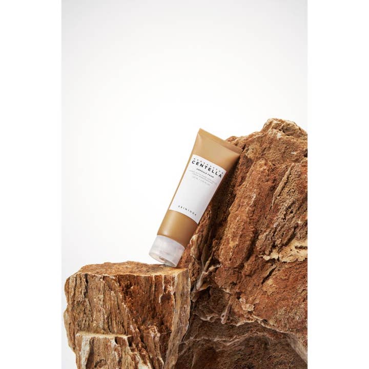 SKIN1004 Madagascar Centella Ampoule Foam 125 ml ansiktsrens på en brun stein med hvit bakgrunn