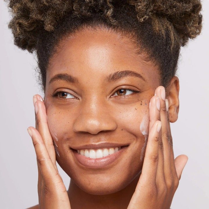 Dermalogica Skin Smoothing Cream 15 ml fuktighetskrem som påføres en smilende kvinne for glød.