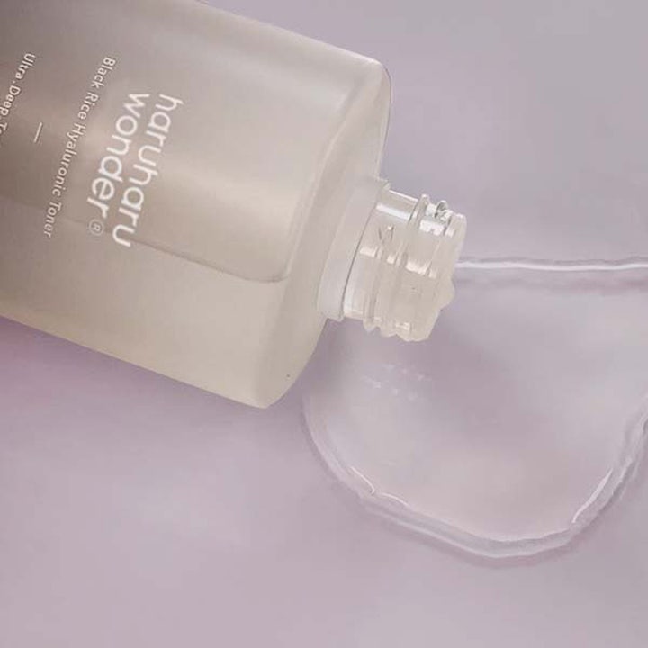 haruharu wonder Black Rice Hyaluronic Toner 150 ml fuktighetsgivende toner med klar tekstur og frostet flaske