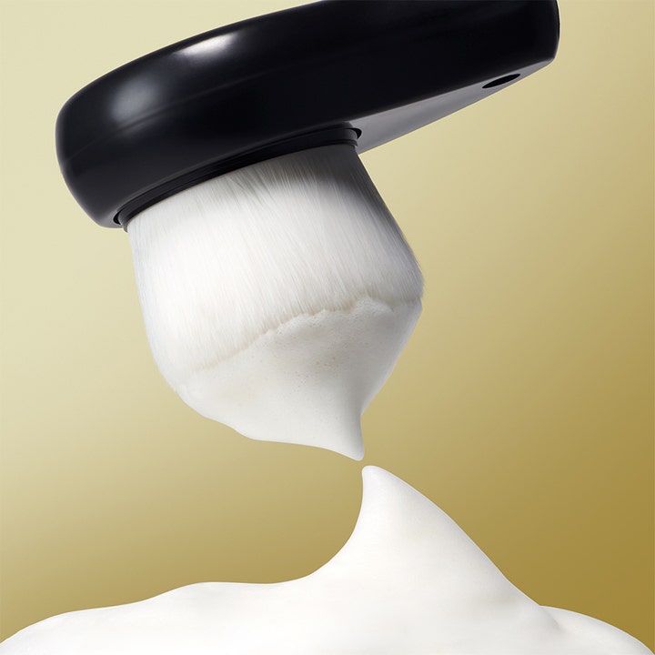 Sensai Ultimate The Creamy Soap 125 ml luksuriøs ansiktsrens som skaper et rikt hvitt skum på en ansiktsbørste