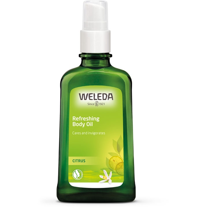 Weleda Citrus Refreshing Body Oil forfriskende kroppsolje i grønn glassflaske med hvit pumpe og sitronillustrasjon