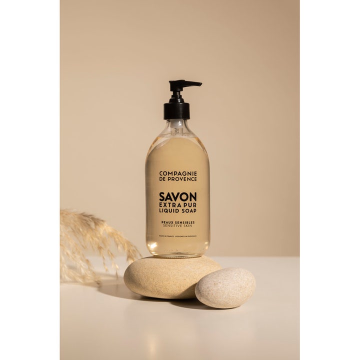 Compagnie de Provence Liquid Marseille Soap Sensitive Skin 495 ml beroligende håndsåpe i glassflaske stående på steiner.