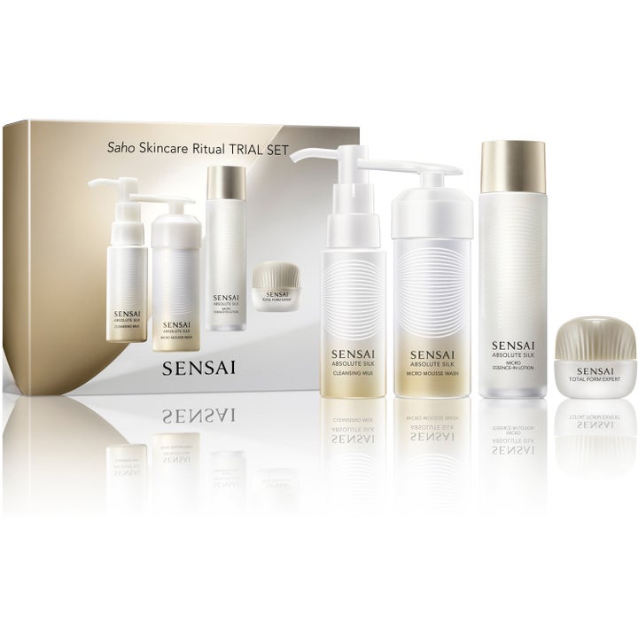 Sensai Saho Skincare Ritual Trial Set med rens og lotion i hvite og gullfargede beholdere foran en matchende eske.