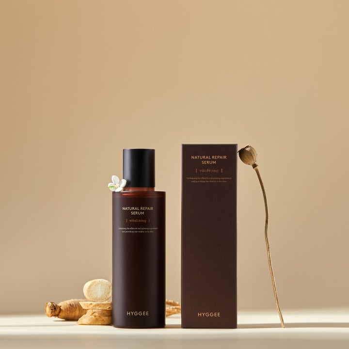 Hyggee Natural Repair Serum 120 ml vitaliserende ansiktsserum i mørk flaske med ginsengrot og tørket prydgress