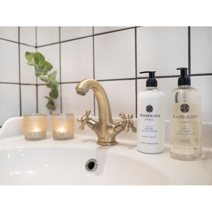Washologi Hand Cream Scent Of Desire 500 ml pleiende håndkrem i pumpeflaske ved en vask med messingkran