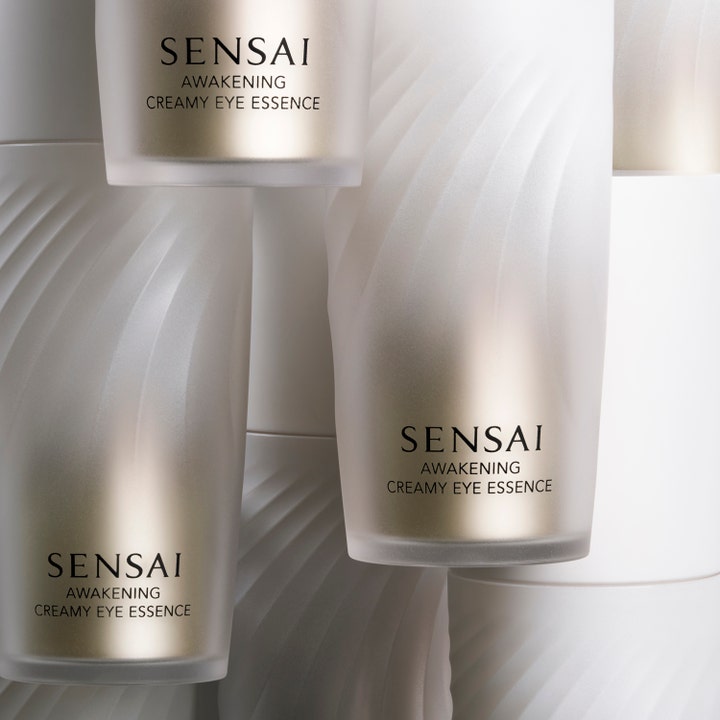 Sensai Awakening Creamy Eye Essence 20 g øyekrem i elegante frostede glasskrukker med gullskimmer