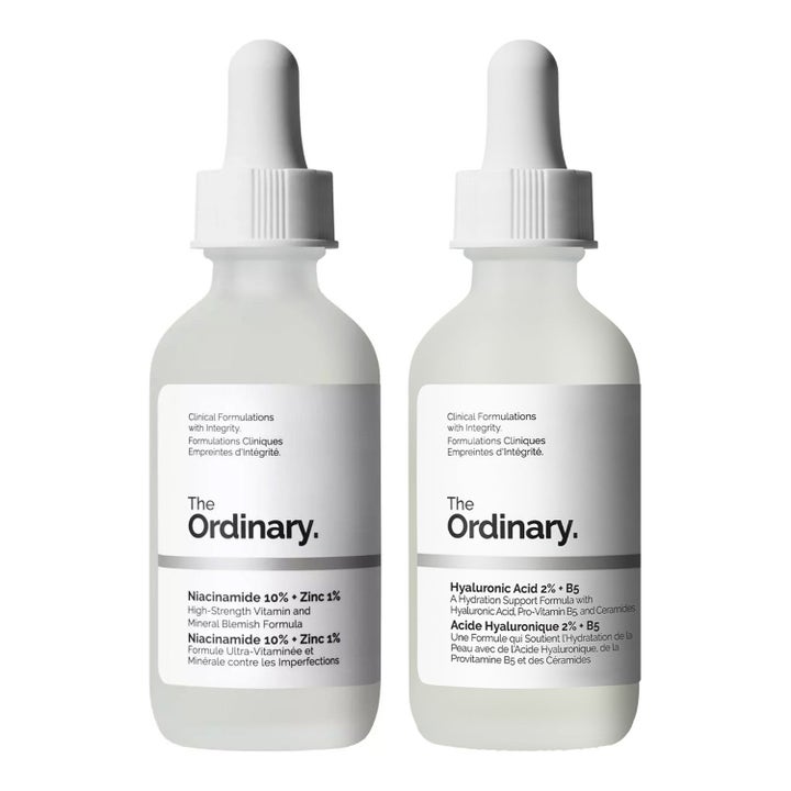 The Ordinary Niacinamide og Hyaluronic Acid ansiktsserum som motvirker urenheter i frostede glassflasker med pipette.