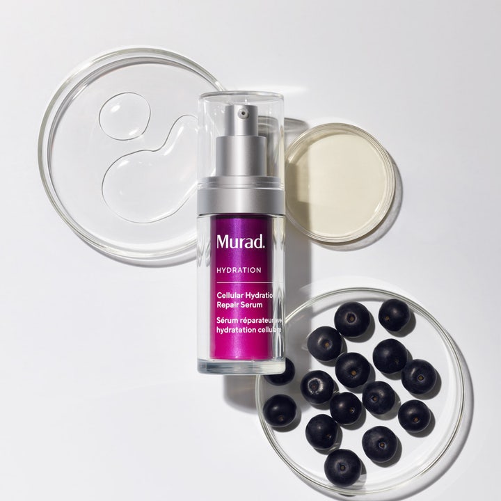Murad Cellular Hydration Repair Serum 30 ml fuktserum i lilla pumpeflaske omgitt av bær og serumdråper