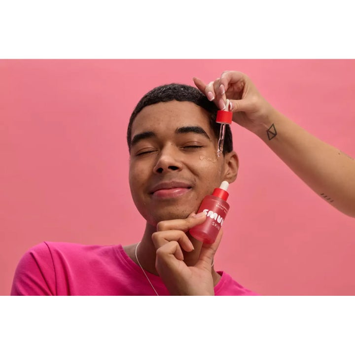 Smuuti Skin Strawberry Boost Serum 30 ml fuktighetsgivende serum påføres i ansiktet med pipette for ekstra glød.