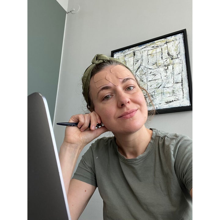 Dana Nel Kinesiology Facial Tape 1 stk hudpleieverktøy mot linjer vist på kvinne med beige tape på pannen.