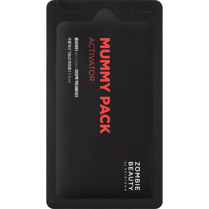SKIN1004 Zombie Beauty Mummy Pack Activator 3,5 ml ansiktsmaske i en svart porsjonspakke med rød og hvit tekst